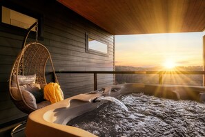 Outdoor spa tub - Outdoor Lounge~Sauna~Pool~Views~Putt Putt~Theatre (Sevierville)