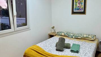 Comfort Townhome, Garden View | Iron/ironing board, free WiFi