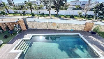 Hồ bơi ngoài trời