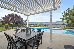 Outdoor dining - Huge property, stunning view, pool/hot tub, game room & more! (East Wenatchee)
