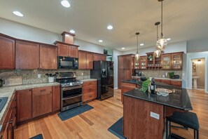 Coffee/tea maker, fridge, microwave, oven - Huge property, stunning view, pool/hot tub, game room & more! (East Wenatchee)