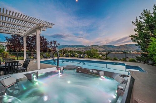 Huge property, stunning view, pool/hot tub, game room & more!
