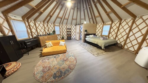 Peaceful Off-Grid Yurt Farm Stay with Modern Comforts - Optional Farm Breakfast