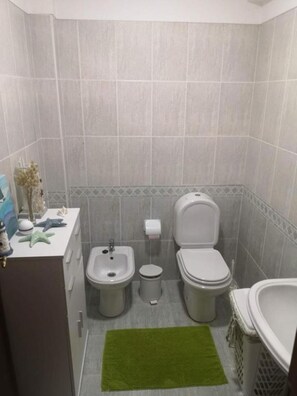 Bathroom - Quiaios Beach House (Praia de Quiaios)