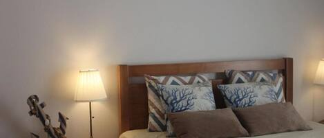Tabla de planchar con plancha, wifi gratis y ropa de cama