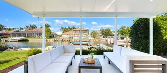 New Listing discount Book Now Waterfront Escape• 3BR • Hot Tub • Gourmet Kitchen