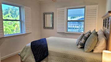 Desk, iron/ironing board, WiFi, bed sheets