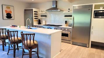 Een koelkast, een magnetron, een oven, een kookplaat