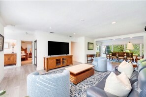 Smart TV, computer monitors - New Listing discount Book Now Waterfront Escape• 3BR • Hot Tub • Gourmet Kitchen (Marco Island)