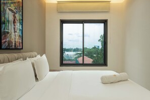 Iron/ironing board, WiFi, bed sheets, wheelchair access - Coral Luxe Suite - Spacious  Luxury 3 Bed Waterfront View in quiet VI cul-de-sac (Lagos)