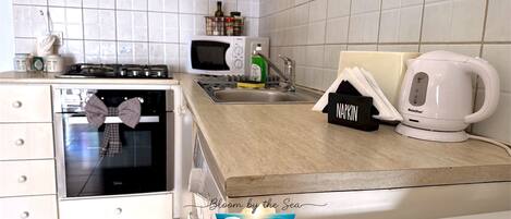 Kylskåp, mikrovågsugn, ugn och spishäll