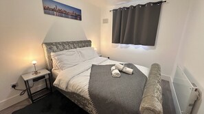 Iron/ironing board, free WiFi, bed sheets - Smart and Cosy (Dagenham)