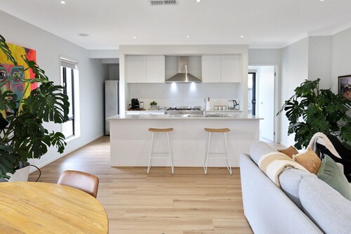 Waves + Moore; Sleeping 8, 3 bedroom, 2 bathroom, Aircon, Geelong, Beaches, Golf