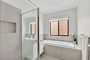 Secador de cabelo, toalhas de banho