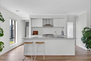 Geladeira, micro-ondas, fogão, cooktop