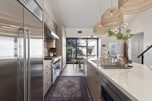 Fridge, microwave, oven, stovetop - Walk to La Quinta Resort!  4 ensuite bath!  Highly upgraded! (La Quinta)