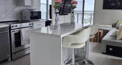 2 bed 3 bath Corner unit Central GTA in Vaughan. 5 mins from TTC / VIA station.