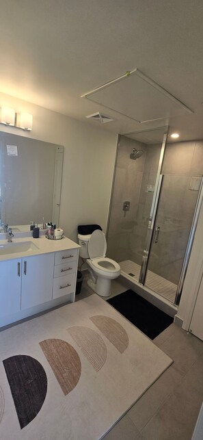 Douche, sèche-cheveux, serviettes fournies, savon