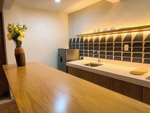 Kylskåp, spishäll, kaffe- och tebryggare och grytor/köksredskap