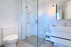 Bathroom - LV42 High-rise condo CBD panoramic city view (Melbourne)