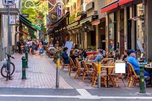 Outdoor dining - LV42 High-rise condo CBD panoramic city view (Melbourne)
