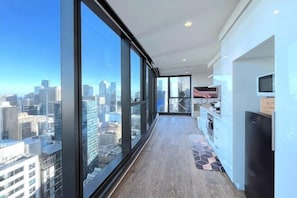 Private kitchen - LV42 High-rise condo CBD panoramic city view (Melbourne)