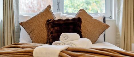 4 slaapkamers, een strijkplank/strijkijzer, reisbedje, gratis wifi