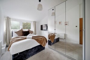 4 bedrooms, desk, iron/ironing board, free WiFi
