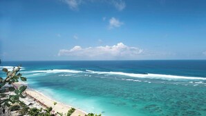 Ein Strand mit klarem türkisblauem Wasser und einem sandigen Ufer.