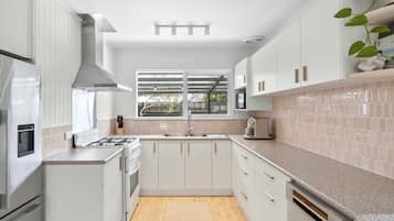 冷蔵庫、電子レンジ、オーブン、コンロ