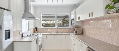 冷蔵庫、電子レンジ、オーブン、コンロ