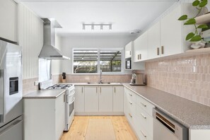 Fridge, microwave, oven, stovetop - Swan Beach Shack; 3 bedroom, Sleeps 7, Beach, Walking Tracks, Serene (St Leonards)
