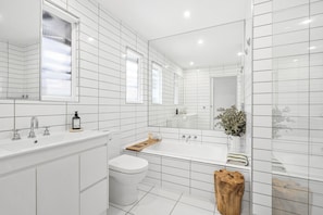 Hair dryer, towels - Swan Beach Shack; 3 bedroom, Sleeps 7, Beach, Walking Tracks, Serene (St Leonards)
