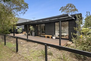 Terrace/patio - Swan Beach Shack; 3 bedroom, Sleeps 7, Beach, Walking Tracks, Serene (St Leonards)