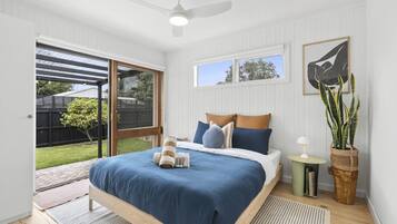 3 bedrooms, desk, WiFi, bed sheets