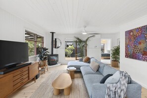 TV, fireplace - Swan Beach Shack; 3 bedroom, Sleeps 7, Beach, Walking Tracks, Serene (St Leonards)