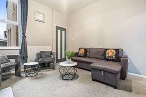 Smart TV, fireplace - Contractor Friendly 2 bed home with Free Parking (Walsall)