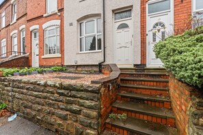Exterior detail - Contractor Friendly 2 bed home with Free Parking (Walsall)