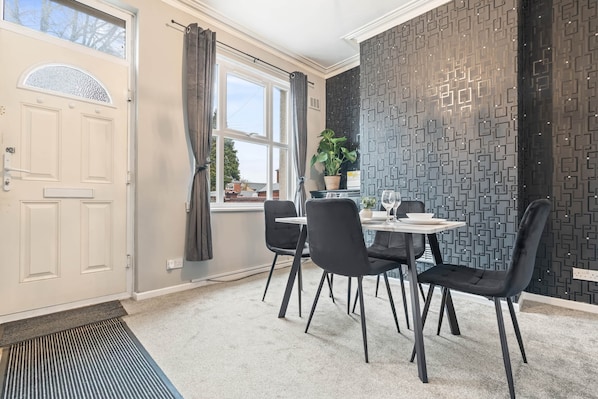 Dining - Contractor Friendly 2 bed home with Free Parking (Walsall)