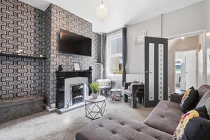 Smart TV, fireplace - 2 bed Home with Free Parking (Walsall)