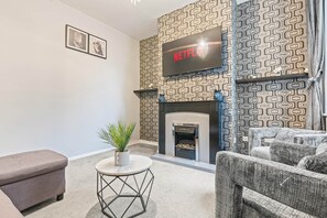 Smart TV, fireplace - Contractor Friendly 2 bed home with Free Parking (Walsall)