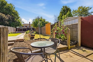 Outdoor dining - 2 bed Home with Free Parking (Walsall)