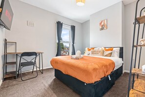 2 bedrooms, desk, iron/ironing board, free WiFi - Contractor Friendly 2 bed home with Free Parking (Walsall)