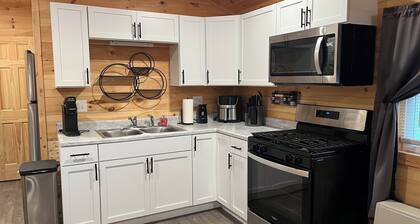 Unit#8 Wonderful 1-bedroom cabin with AC in charming Brushton NY