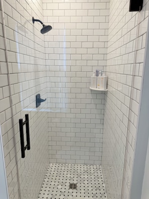 Hiustenkuivaaja, pyyhkeet, saippua, vessapaperi