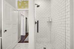 Sèche-cheveux, serviettes fournies, savon, papier toilette