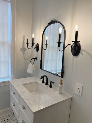 Hiustenkuivaaja, pyyhkeet, saippua, vessapaperi