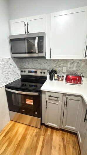Private kitchen - Elegant West Side 3BR unit w/ King Suite (Worcester)