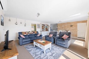 Smart TV, books, computer monitors - Amy's Place: Perfect for Families, Friends & Sun-Soaked Memories! (Dalmeny)