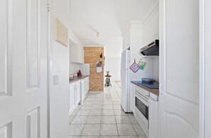 Fridge, microwave, oven, stovetop - Amy's Place: Perfect for Families, Friends & Sun-Soaked Memories! (Dalmeny)